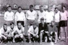Druyna Unii Tczew po uzyskaniu tytuu mistrza okrgu i awansie do III ligi - czerwiec 1969.